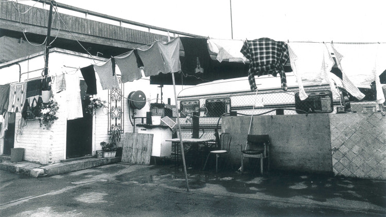 Traveller site, Hackney, during visit by London Irish Women’s Centre, 1990s.